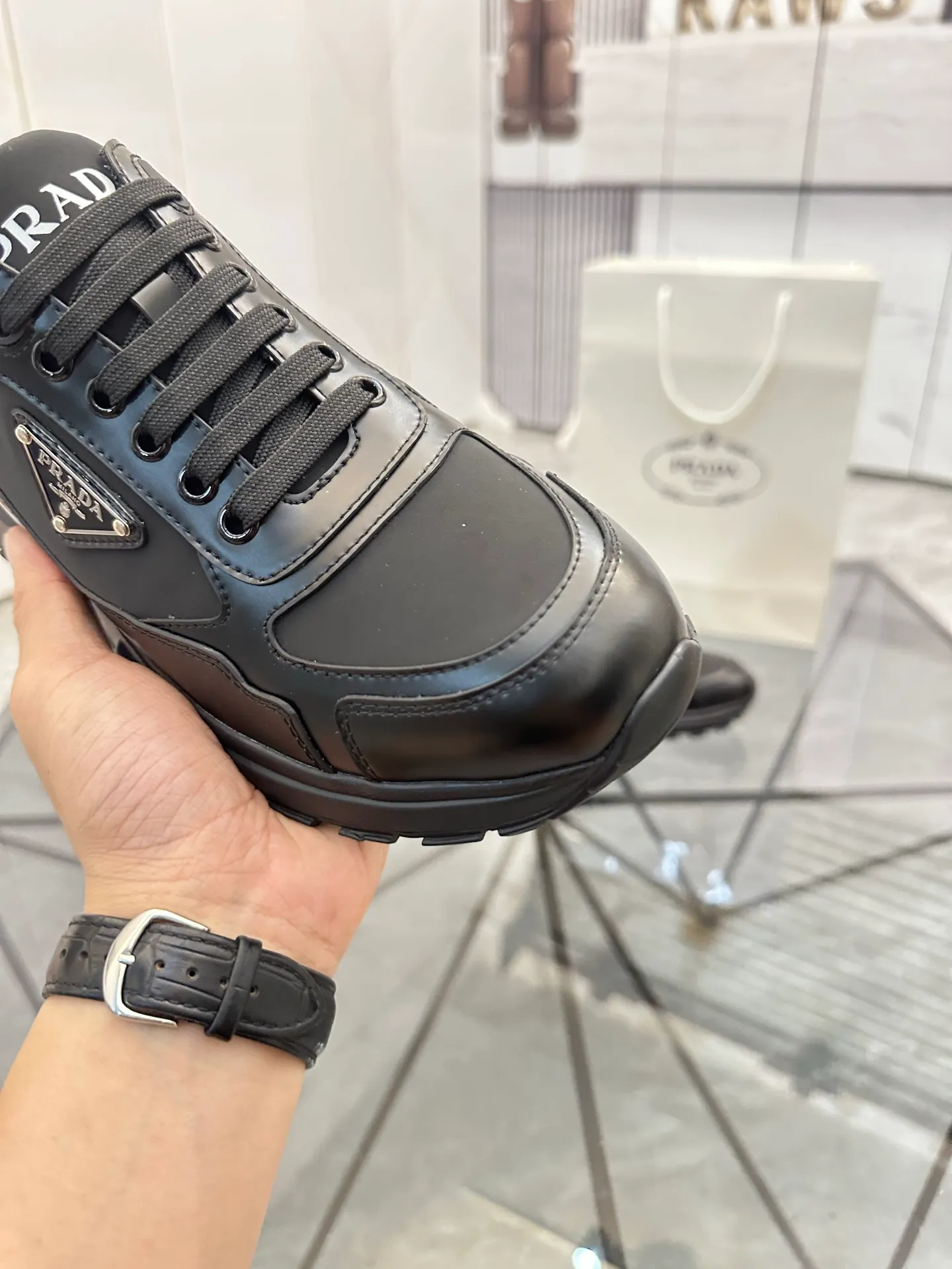 Men's shoes for sale 💰: 💰P580¥ High-end top quality Product trademark: Prada *"Prada*" low-top casual shoes Regular size: 38-45 (can be customized to 46) Product materials: imported first-layer cowhide stitching breathable mesh upper, water-dyed cowhide lining, cowhide foot pads, original ultra-light foam outsole. No.: 001